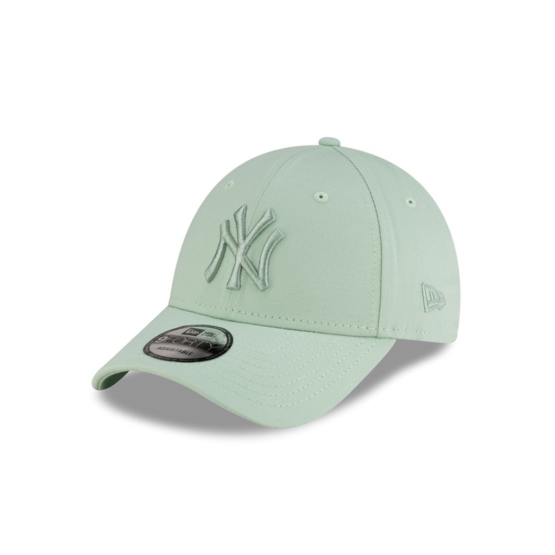 New York Yankees League Essential Pastel Green 9FORTY Adjustable Hat One Size